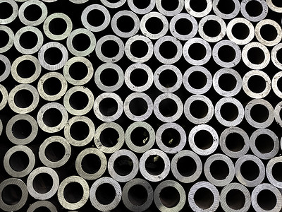 双十一火力全开摄影照片_锯切钢管端部的抽象深色工业背景 — 扁平全框