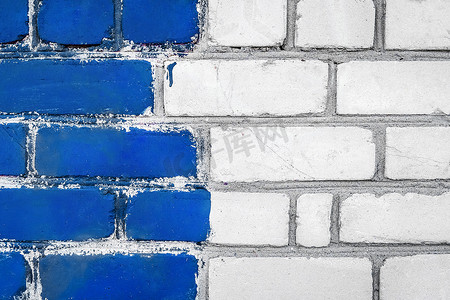 蓝色油漆背景的旧白脏砖艺术墙设计质感