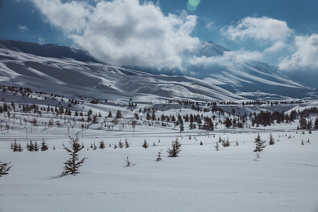令人惊叹的冬季景观与雪山