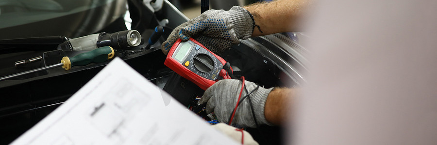 使用万用表的机械服务检查汽车电池和汽车文档图中的电压水平