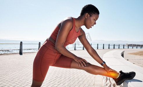 受伤女孩摄影照片_在训练、运动或户外锻炼中因跑步事故而受伤的健身、疼痛或黑人女性。
