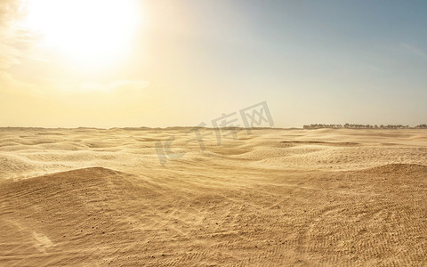空旷平坦的撒哈拉沙漠，风形成沙尘，带背光