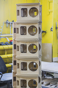 木制底座 音频扬声器在工厂中像塔一样堆叠