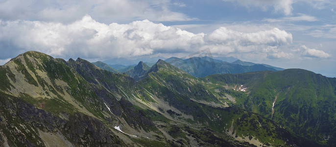 塔科夫摄影照片_从西塔特拉山脉或 Rohace 全景的巴尼科夫峰全景。