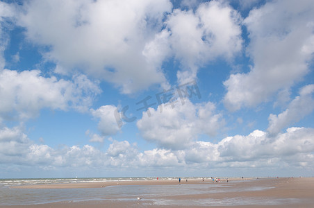 海面上清澈的蓝天和白色的动态云，地平线的景色