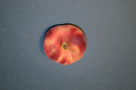 桃子油桃顶视图-浮雕蓝绿色背景上的异国水果