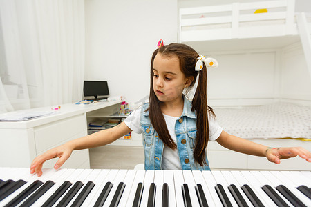 可爱的小女孩弹钢琴，合成器。