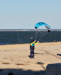 快乐的小男孩在沙滩上放风筝