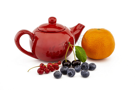 五颜六色的红色茶壶和什锦浆果