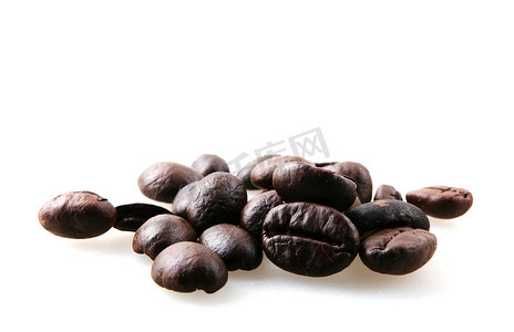 咖啡咖啡豆面包摄影照片_白色背景的烤咖啡豆