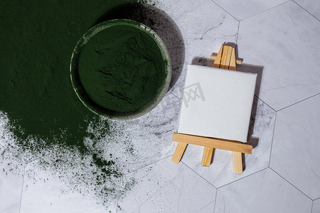 碗中蓝绿藻小球藻和螺旋藻粉，空纸条模拟复制空间。