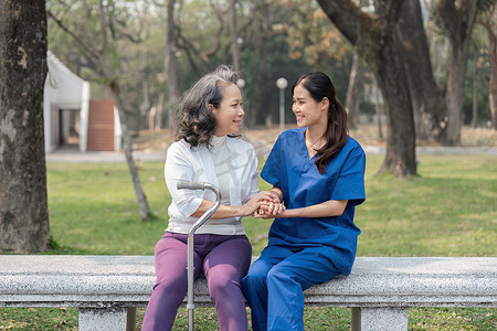亚洲护士对老年祖母的护理给予老年妇女或老年人辅助护理心理健康疾病救济概念的支持同情，以鼓励