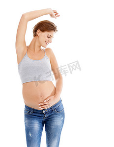 工作室中快乐孕妇的身体在白色背景下跳舞，以促进妊娠健康、生长和发育。