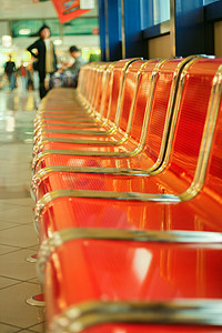 机场大厅空荡荡的红色金属座椅
