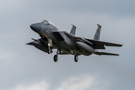 F-15 喷气式战斗机降落在英国皇家空军莱肯希思