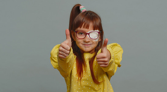 快乐的青春期前儿童女孩竖起大拇指，就像一个积极的标志，一些好的积极反馈
