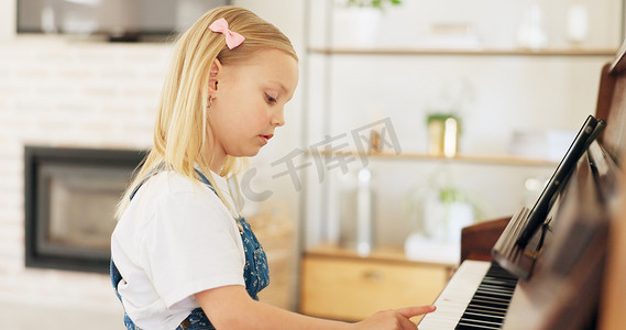 发展、年轻女孩和钢琴学习、练习和乐器的关键是专注、集中和教育。