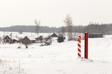 边境界碑摄影照片_白俄罗斯和波兰边境的界碑