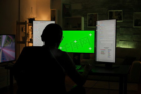 霓虹灯样机摄影照片_职业玩家在电脑上玩的后视图