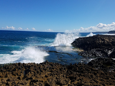 波多黎各伊莎贝拉的岩石海岸和海水