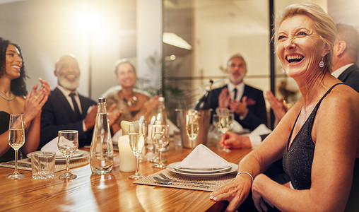 人们，晚上在餐厅与朋友、企业高管团队一起聚会和鼓掌，或者为成功而高兴。