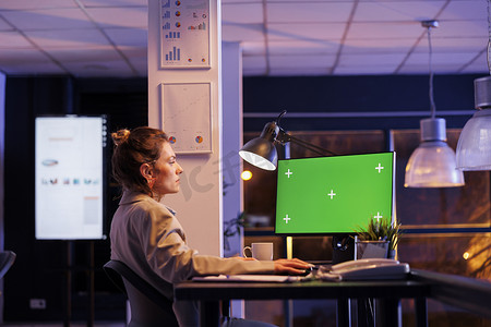 优秀员工视屏摄影照片_分析绿屏模拟色度键计算机的企业家