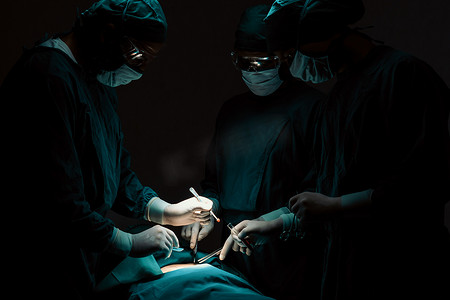 手术团队在无菌手术室对病人进行手术。