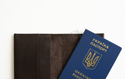 护照签证摄影照片_皮革护照封面上的乌克兰生物识别护照 ID，无需签证即可在欧洲旅行。