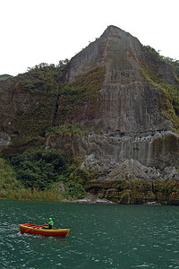 菲律宾三描礼士岛皮纳图博火山口湖和小船