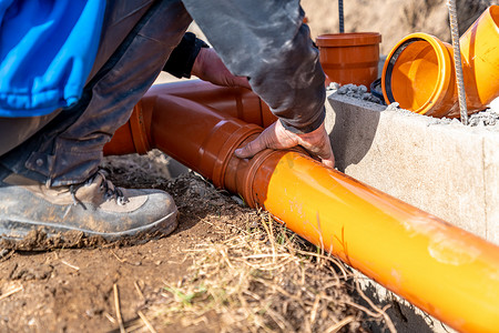 在房屋建造过程中安装污水塑料管