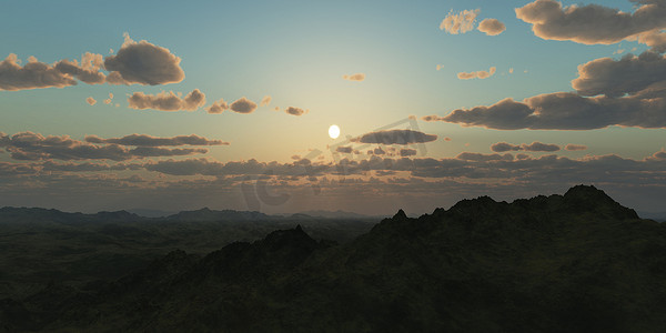 在云彩日落的山全景。