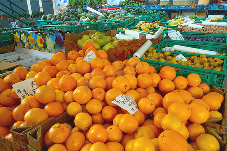 葡萄牙马德拉，2022 年 11 月 25 日：新鲜水果柜台。