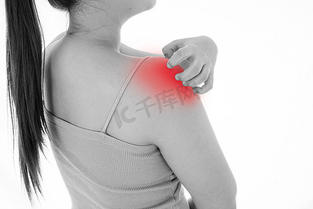 皮肤斑点摄影照片_女性在带有红点的孤立白色背景上抓伤肩膀的黑白镜头。