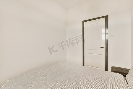 张大千泼墨摄影照片_有一张大床和一扇白色门的卧室