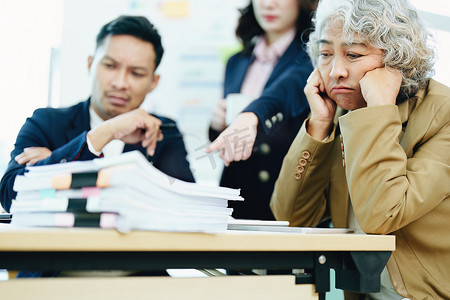 老板办公室摄影照片_一位亚洲男性员工因未能达到销售目标、失望和职业失败的概念而被老板责骂，看起来既担心又难过