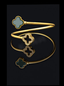 浪漫美丽的金手链与翡翠和黑色反射背景上显示的许多珍贵钻石。