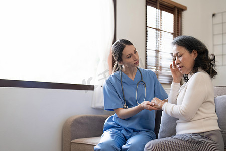 医生听摄影照片_女护士看望老祖母病人在家听诉诉求，细心的年轻女医生咨询成熟的老奶奶，老年医疗保健理念