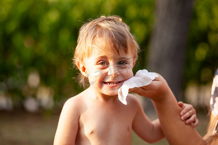 湿巾详情摄影照片_用湿巾清洁婴儿笑脸