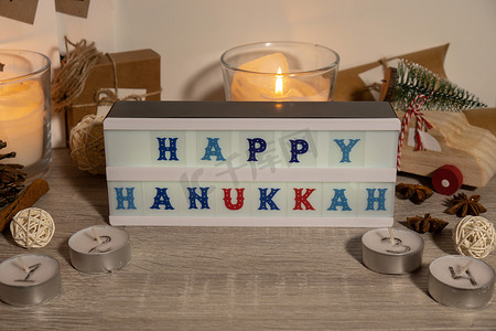 带降临节日历灯箱的蜡烛，上面写着 HAPPY HANUKKAH 传统燃烧圣诞蜡蜡烛，上面有数字为圣诞节倒计时。