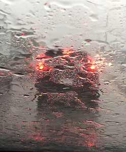 下大雨摄影照片_傍晚挡风玻璃下毛毛雨，边走边下大雨