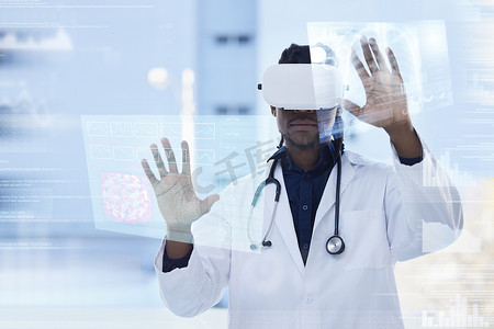 医学全息图中的医生、虚拟现实和人、X 射线扫描和数字转换、分析和叠加。