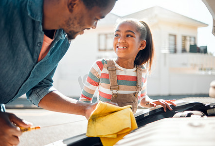 汽车问题，父亲和孩子学习更换机油、机械修理和修理家庭车辆户外。