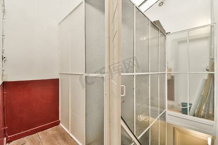 卫生间门摄影照片_有玻璃门和红色门的卫生间