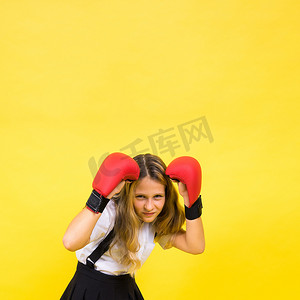 戴着红色拳击手套的小女孩，工作室拍摄，运动概念