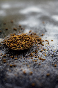 米粉水和胡芦巴籽粉在木质表面的生发补救措施。