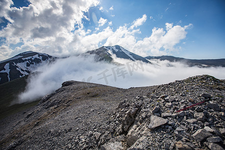 高加索山脉和天空的壮丽景色