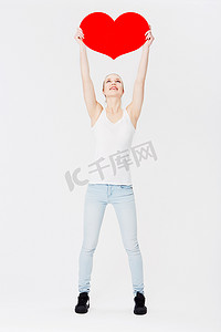 情人节七夕海报摄影照片_女人、工作室和幸福的纸板心，在白色背景下庆祝情人节。