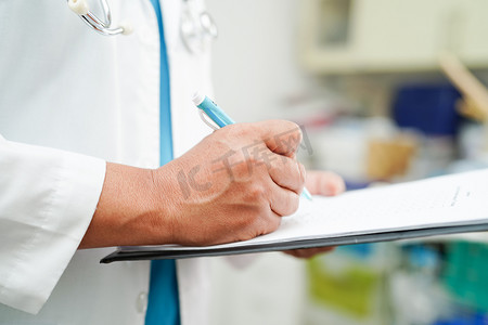 医院病人剪贴板上的医生检查和记录诊断药物。