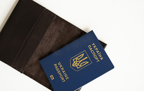 乌克兰生物识别护照 ID，白色背景真皮封面。