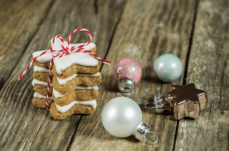 木桌上有星形饼干和装饰品的圣诞组合物